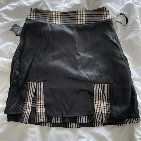 ARITZIA | Sunday Best Notched Check Mini Skirt - Picture 4 of 4